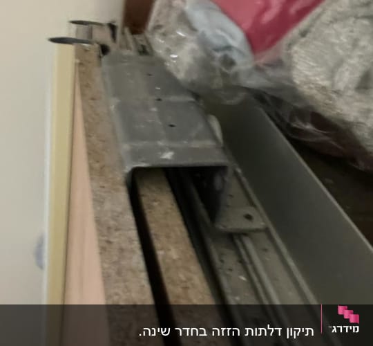 מסילות מתכת על לוח עץ עם כלי עבודה